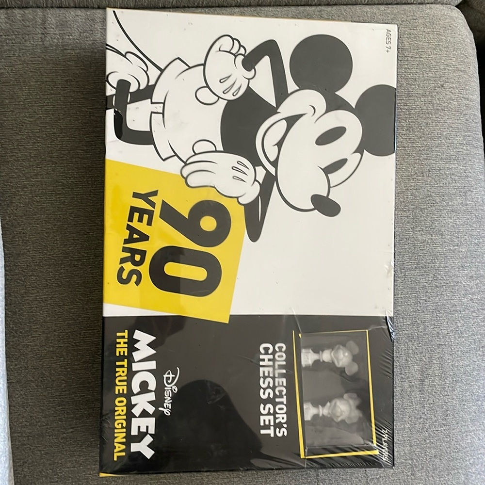 Disney Mickey Mouse Collector’s Chess set